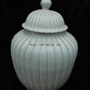 WRYMA03 Cladon ceramic jar with lid 