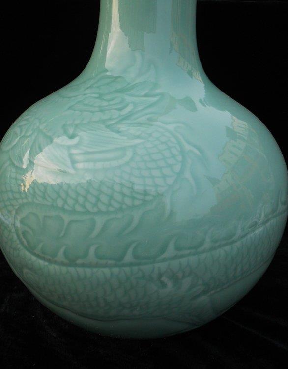 Chinese celadon porcelain vase WRYKX10