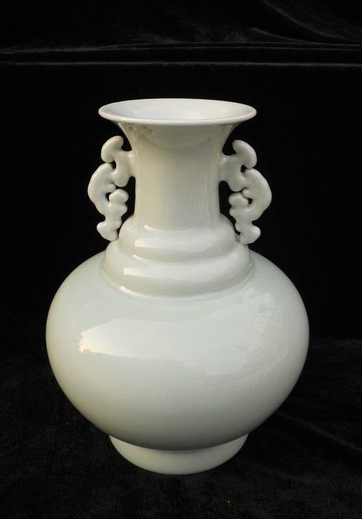 WRYKX04 Chinese celadon glazed vase 
