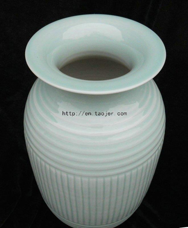 Chinese celadon porcelain vase WRYMA07