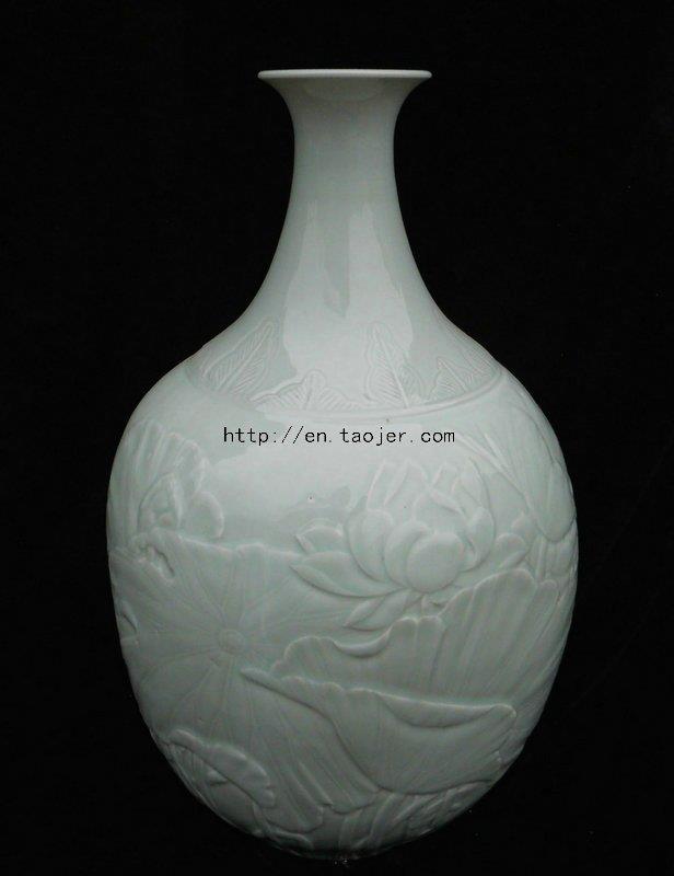 Chinese celadon porcelain vase WRYMA06