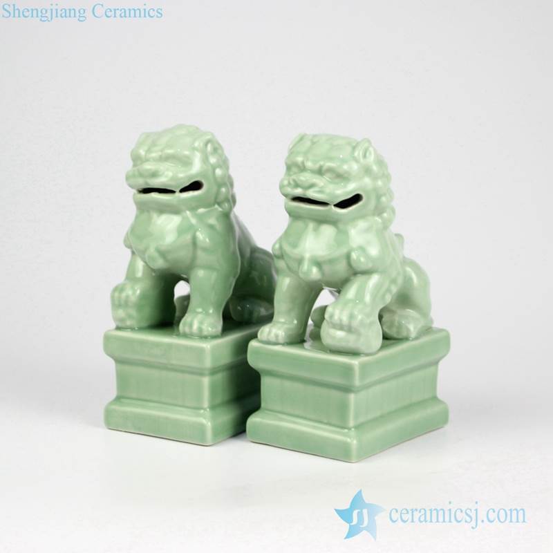 Green color chinaware lion book end