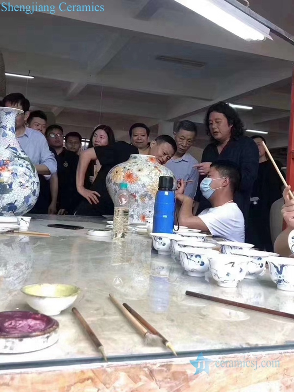 Today, Ma Yun visited Jingdezhen, the capital of China. The circle of friends swiped the screen on a large scale on wechat