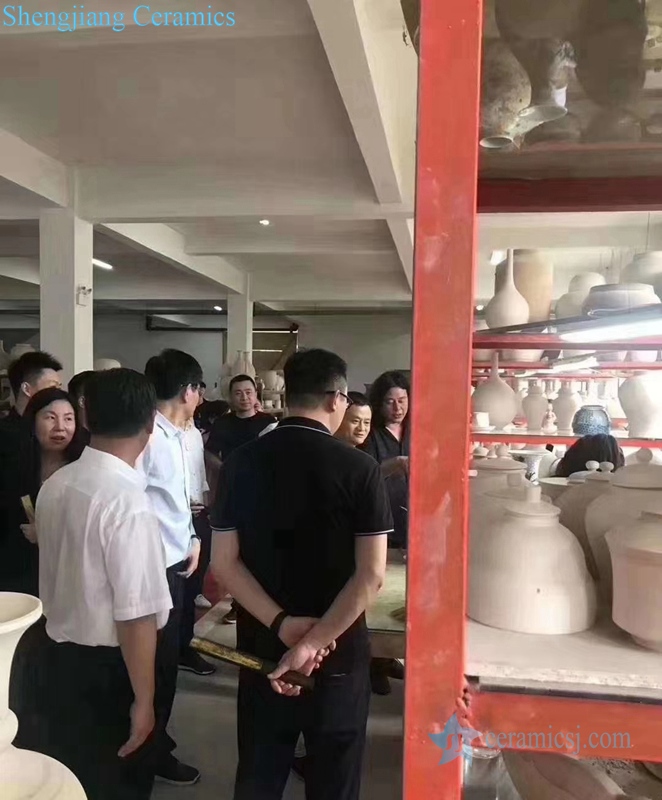 Today, Ma Yun visited Jingdezhen, the capital of China. The circle of friends swiped the screen on a large scale on wechat
