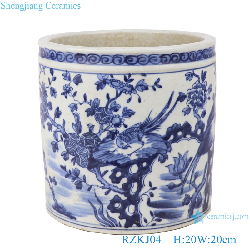 Blue and white porcelain pen holder flower pattern