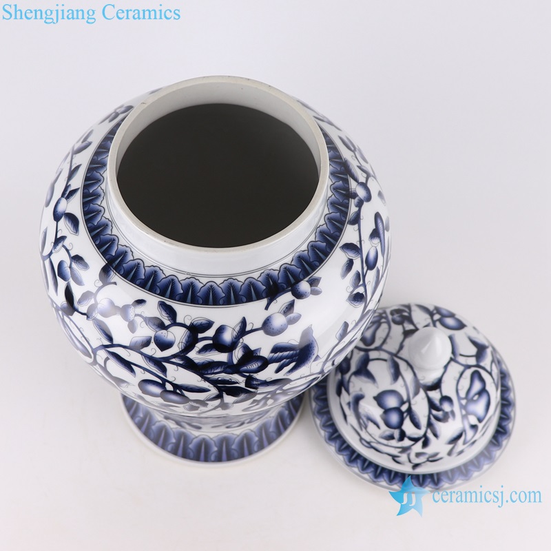 RYKB160-S-L Jingdezhen Storage Lidded Ginger Jars Blue and White Porcelain Flower Twisted storage General pot