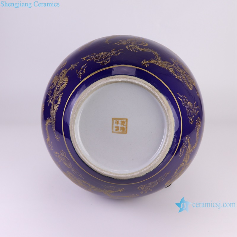 bottom view of RYRJ20-B Qianlong period blue background golden color dragon pattern ceramic globular decorative vase