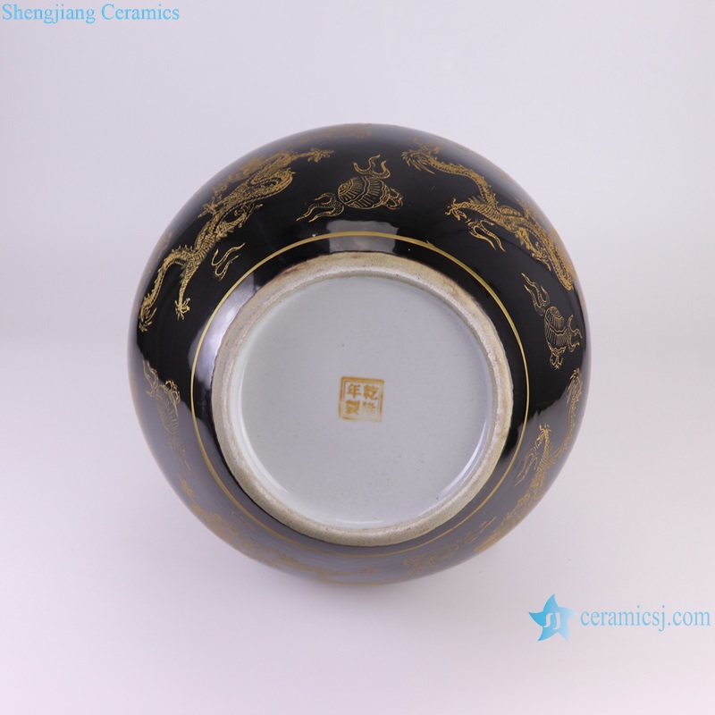 bottom view of RYRJ20-C Qianlong period black background golden color dragon pattern ceramic globular decorative vase
