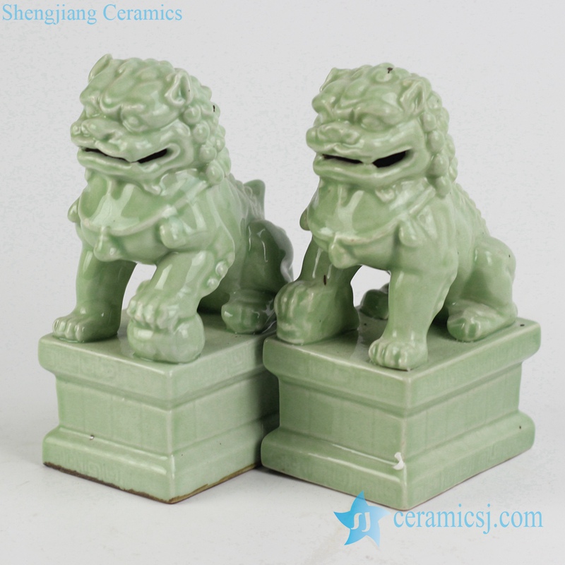 Green color glazed statues lion figurine sculpture in Pair