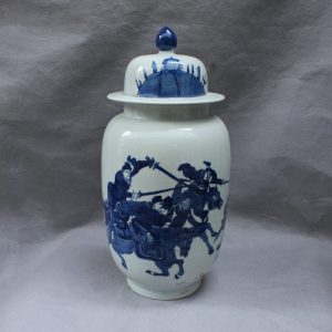 RYVX12 blue and white outdoor vase with lid 
