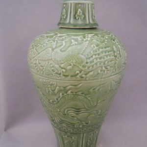 WRYPL05 Green engraved porcelain vase with lid 