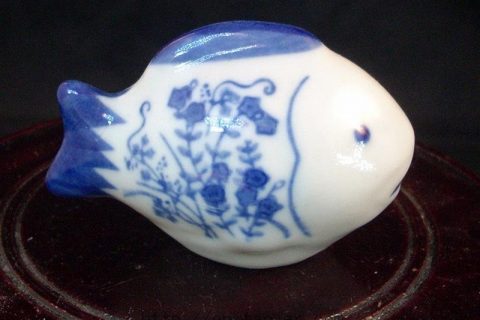 RYAP04 Blue and White Porcelain fish figurine 