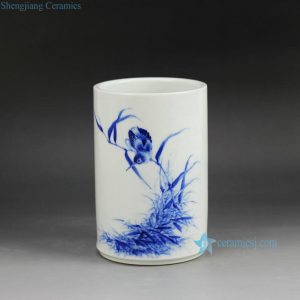RZGP01     Vertical barrel type hand painted blue and white kingfisher pattern porcelain pen container