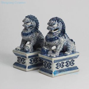 RYQA08   RYQA08-OLD     Blue and white pair of ceramic sitting lions book end