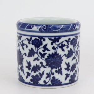 RZNV20-A Beautiful traditional ceramic blue and white lotus pattern round pen holder mini size